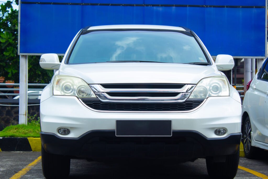 Chevrolet Onix Activ: crossover compacto blanco visto de frente en un playón