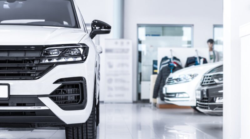 Chevrolet Onix Activ: sedán moderno en un showroom que ilustra la novedad