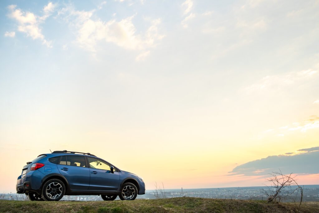 Chevrolet Onix Activ: vehículo tipo crossover en un camino de tierra al atardecer