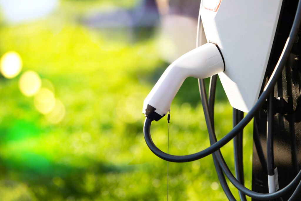 Cable de carga conectado a un auto eléctrico, ilustra el lanzamiento del Chevrolet Spark EUV
