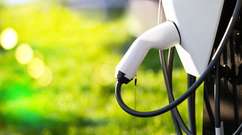 Cable de carga conectado a un auto eléctrico, ilustra el lanzamiento del Chevrolet Spark EUV