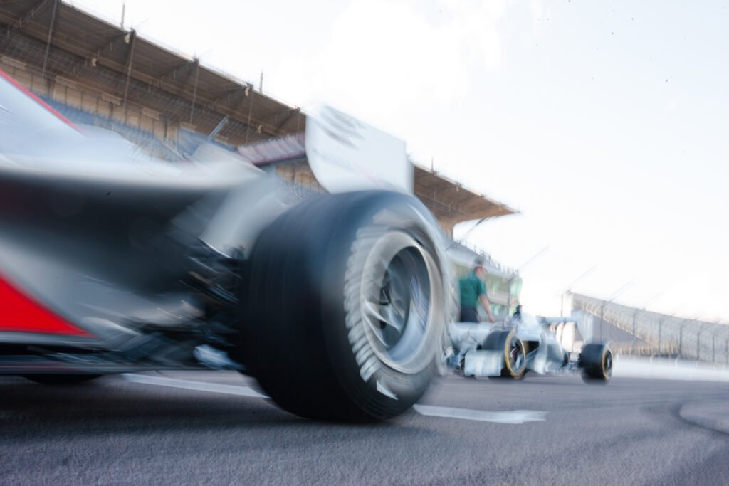 Auto de carrera desenfocado en plena pista, ilustra el vínculo de la China Suárez con un piloto de TC