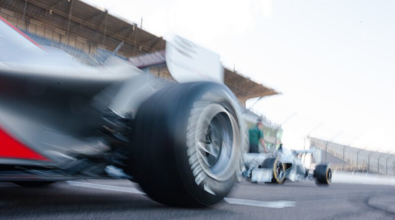 Auto de carrera desenfocado en plena pista, ilustra el vínculo de la China Suárez con un piloto de TC