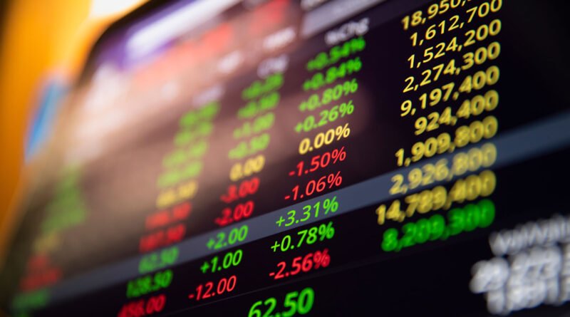 cierre de mercados: pantalla con cotizaciones del mercado financiero