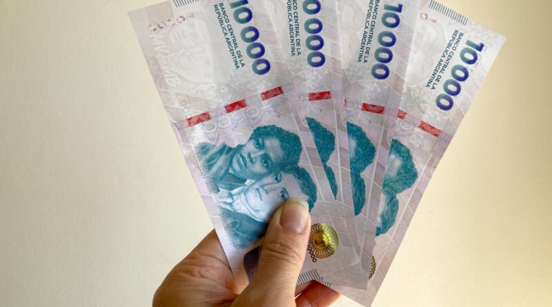 cierre del dólar: billetes de pesos argentinos que ilustran la jornada cambiaria