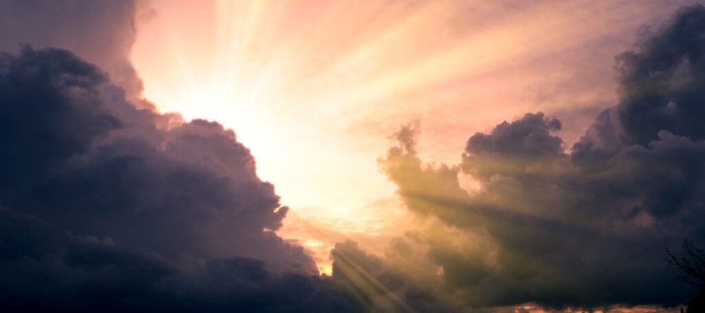 clima para la final: cielo con rayos de sol entre nubes de tormenta