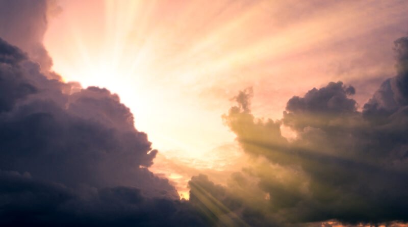 clima para la final: cielo con rayos de sol entre nubes de tormenta