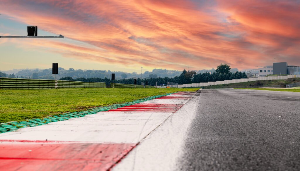 Colapinto y Reficco: recta de un circuito de automovilismo vacío al amanecer