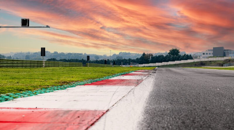 Colapinto y Reficco: recta de un circuito de automovilismo vacío al amanecer