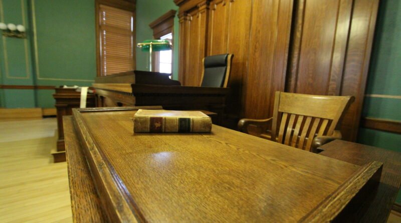 Estrado judicial vacío que ilustra el Consejo de la Magistratura bonaerense