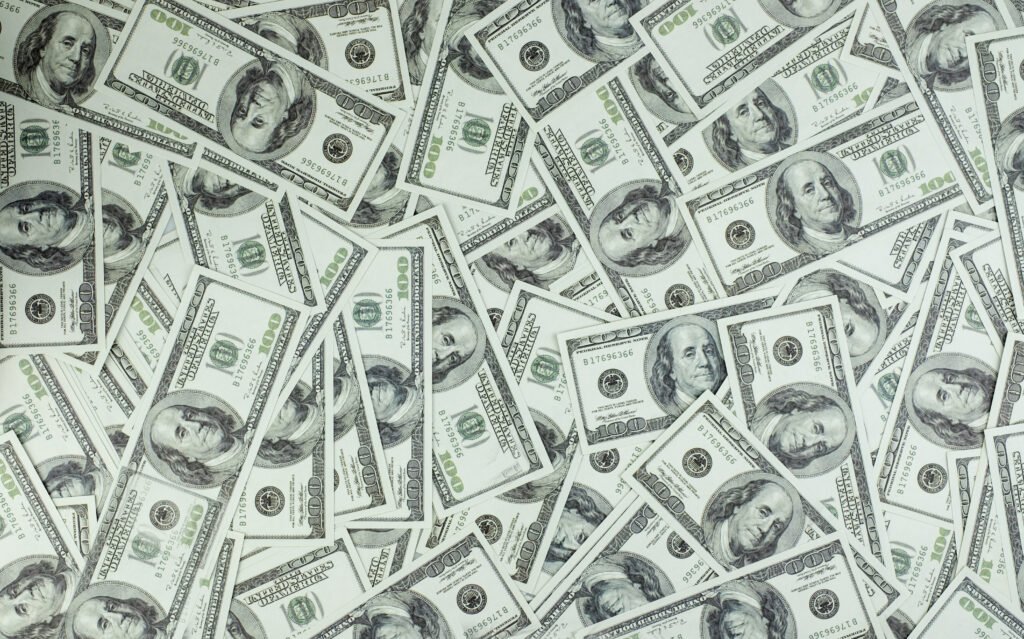 Cotización del dólar: pila de billetes de cien dólares vista desde arriba