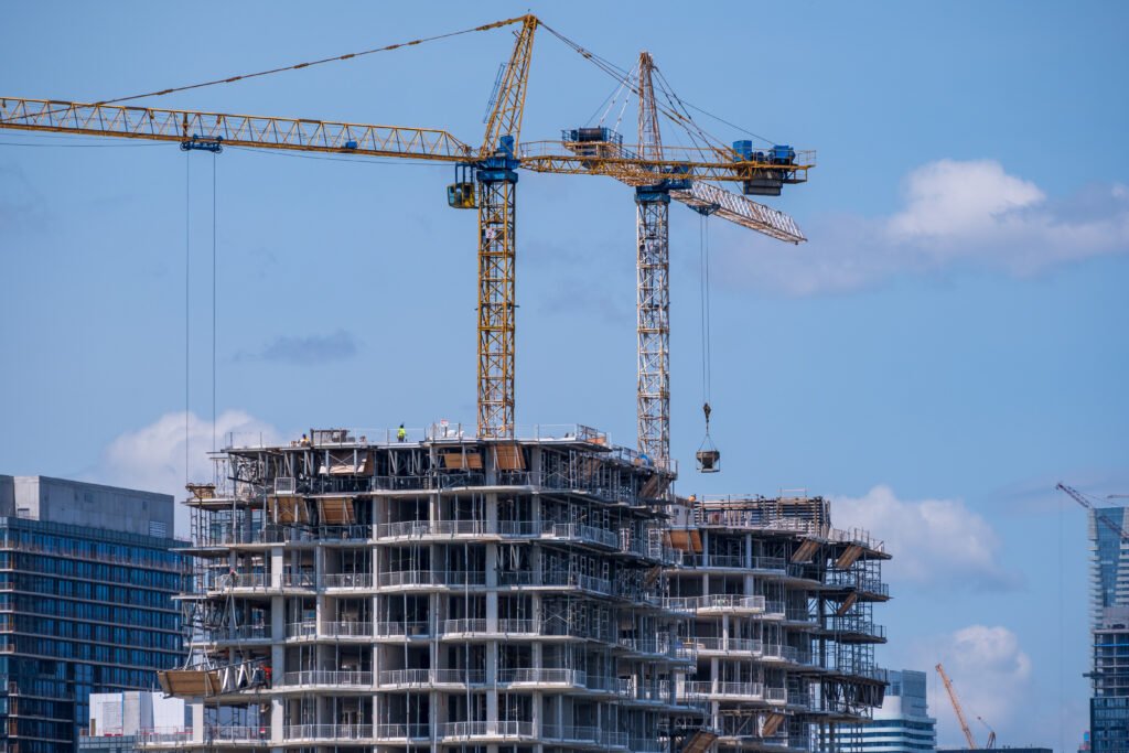 crédito para la construcción: obra de edificios en altura con grúas en actividad