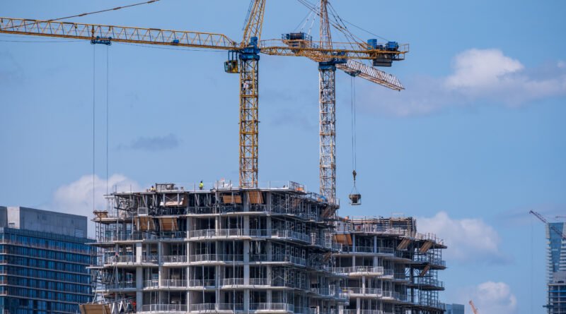 crédito para la construcción: obra de edificios en altura con grúas en actividad
