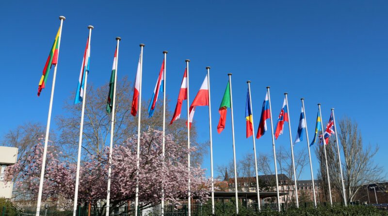 Banderas de países europeos alineadas, ilustran la cumbre de la OTAN y el apoyo a Ucrania