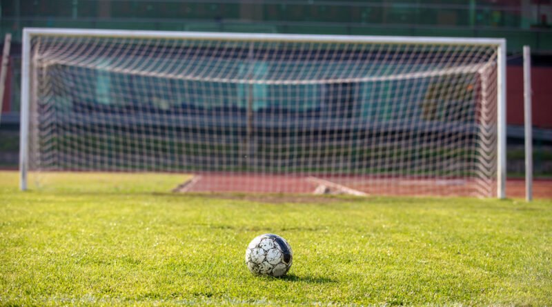 debut de Sampaoli: red de un arco en una cancha de fútbol