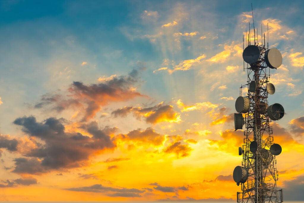 decreto 581: torre de telecomunicaciones que ilustra el traspaso de ARSAT y la ENACOM