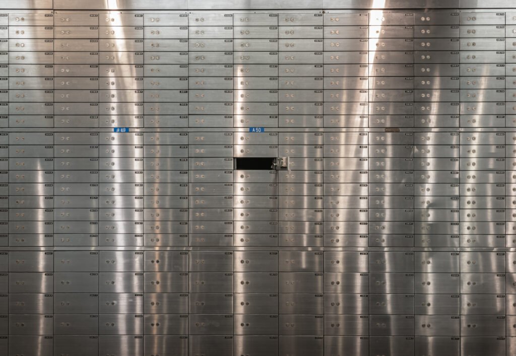 Cajas de seguridad en una bóveda bancaria que ilustran el récord de depósitos en dólares