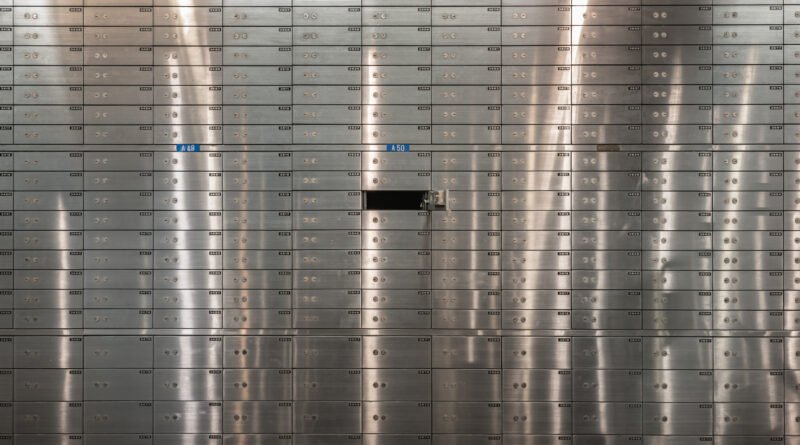 Cajas de seguridad en una bóveda bancaria que ilustran el récord de depósitos en dólares