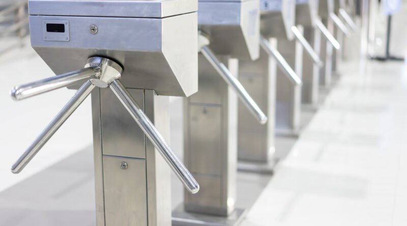 Derecho de admisión: molinete de acceso a un predio