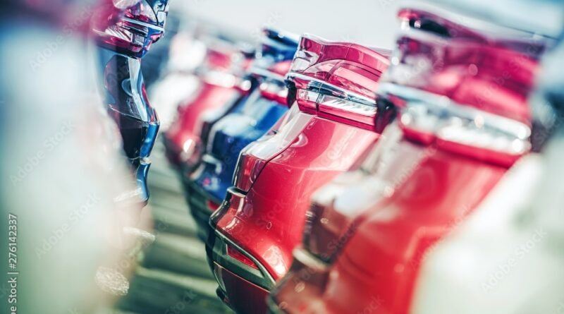 descuentos en autos 0km: hilera de autos nuevos en stock