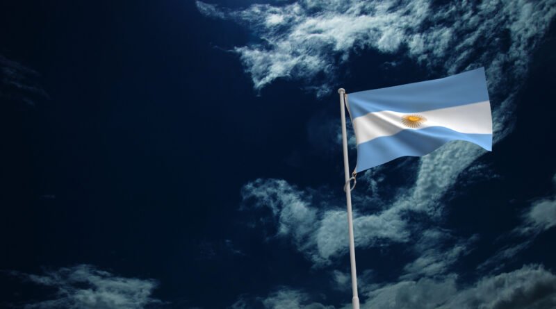 Bandera argentina flameando en el cielo, ilustra el discurso de Milei por el 9 de Julio