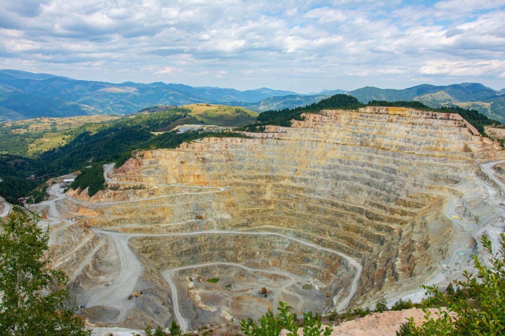 Mina de cobre a cielo abierto, ilustra la disputa minera entre La Rioja y San Juan