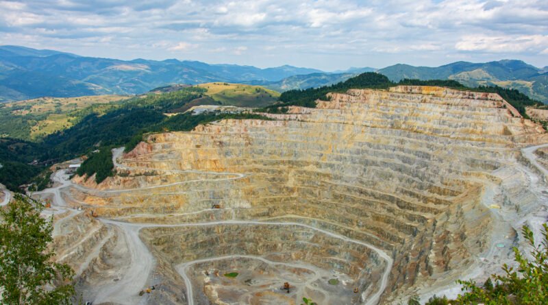 Mina de cobre a cielo abierto, ilustra la disputa minera entre La Rioja y San Juan