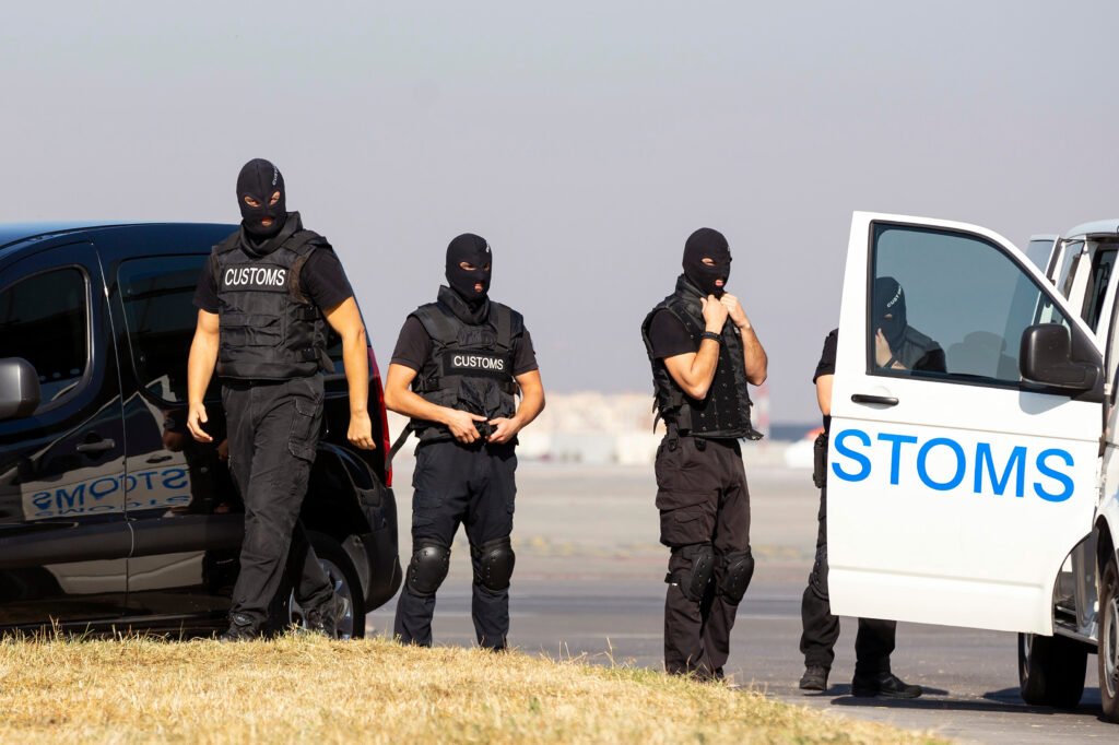 DNU de migraciones: oficiales de control migratorio y de frontera