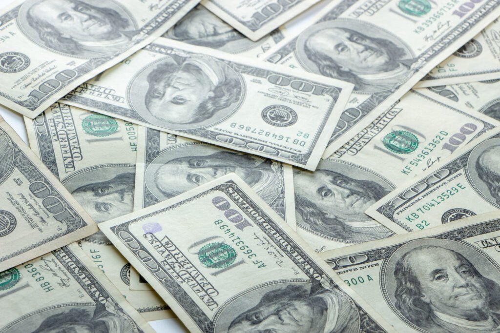 Primer plano de billetes de cien dólares, ilustra el cierre del dólar blue antes del fin de semana largo