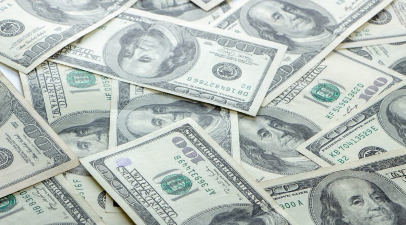 Primer plano de billetes de cien dólares, ilustra el cierre del dólar blue antes del fin de semana largo