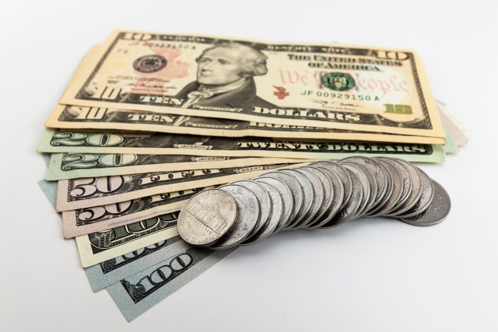dólar blue: billetes y monedas de dólar que ilustran el cierre de semana