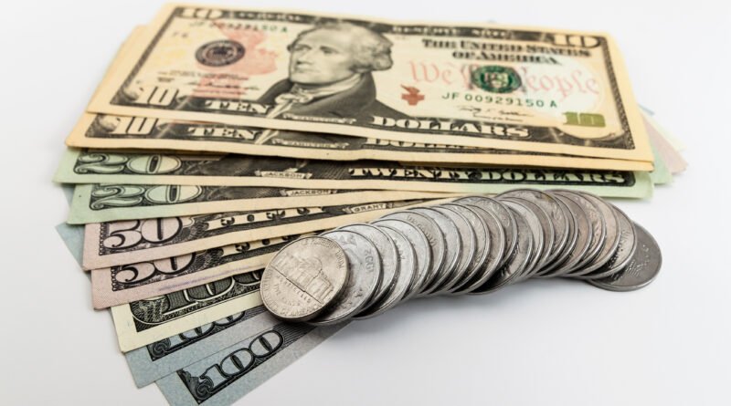 dólar blue: billetes y monedas de dólar que ilustran el cierre de semana