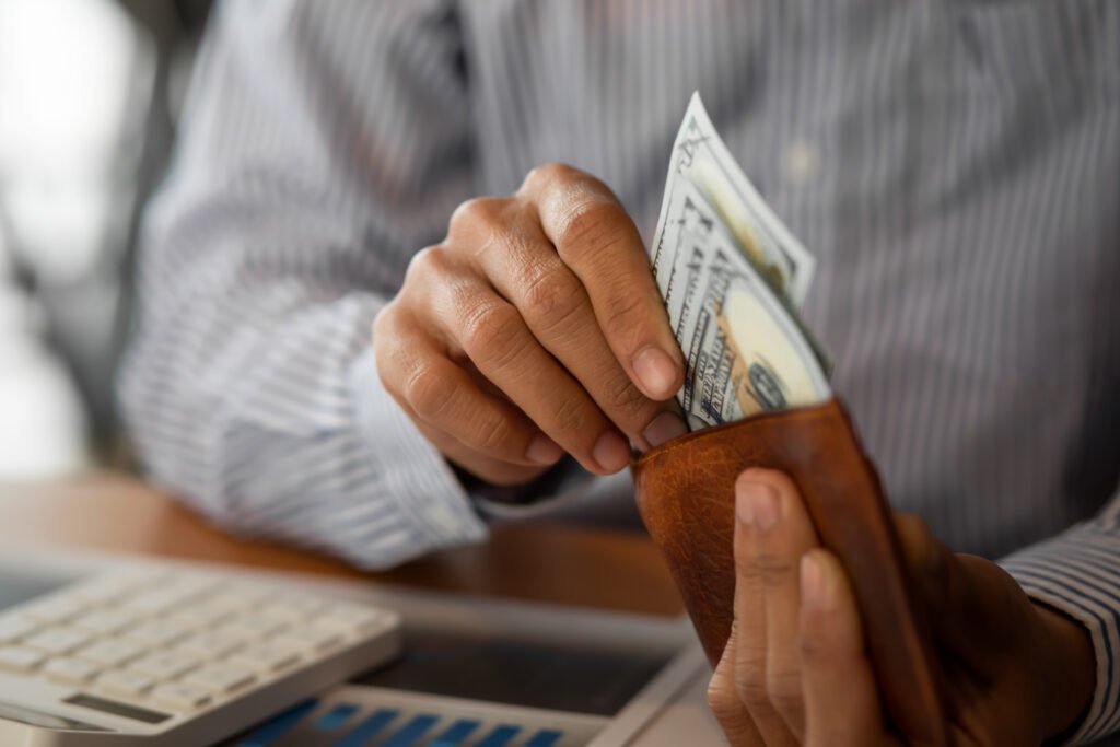 dólar blue: manos contando billetes de dólar