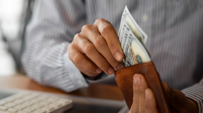 dólar blue: manos contando billetes de dólar