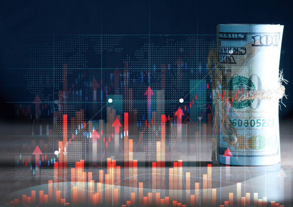 Rollo de billetes de cien dólares junto a un gráfico en alza, ilustra el dólar hoy y las reservas del BCRA