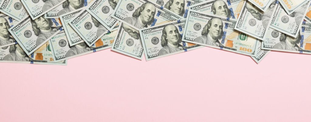 dólar récord: billetes vistos desde arriba sobre una mesa