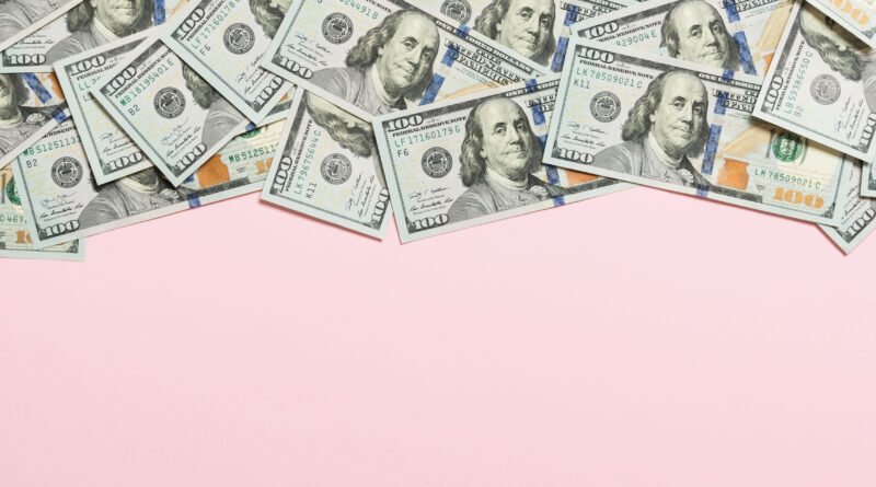 dólar récord: billetes vistos desde arriba sobre una mesa
