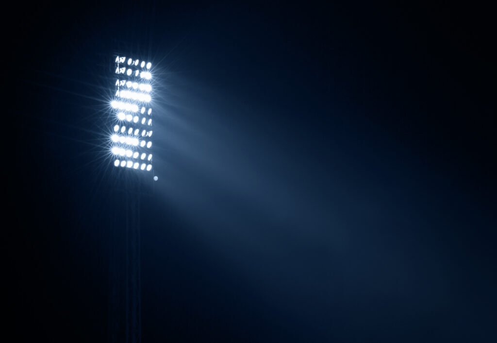 el 9 de Boca: torres de luz de un estadio de fútbol de noche