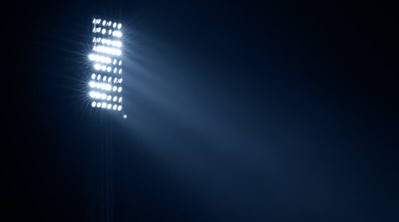 el 9 de Boca: torres de luz de un estadio de fútbol de noche