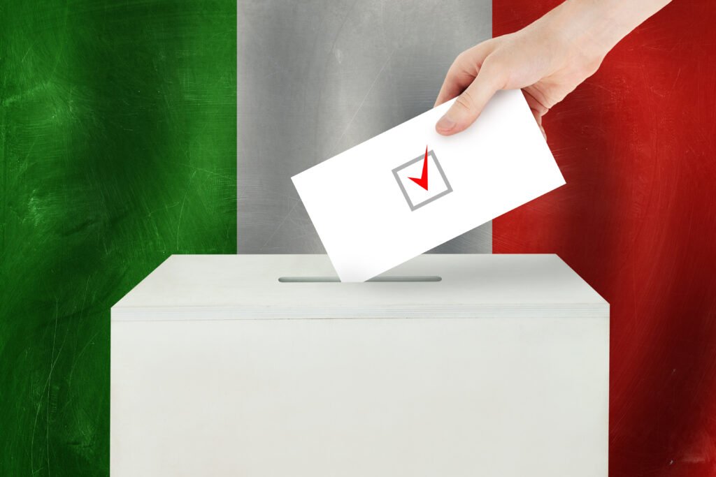 Boleta ingresando a una urna, ilustra las elecciones legislativas del 26 de octubre