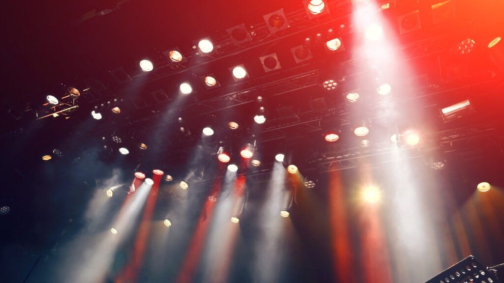 Luces y reflectores de escenario, ambiente del escándalo Wanda Nara en la farándula