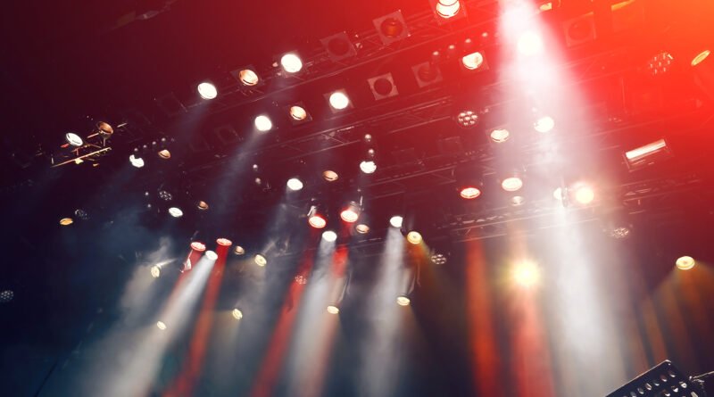 Luces y reflectores de escenario, ambiente del escándalo Wanda Nara en la farándula
