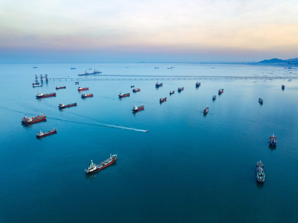 Vista aérea de buques petroleros en el mar al atardecer, ilustra la escalada entre Estados Unidos e Irán en Ormuz