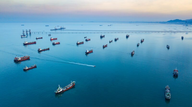 Vista aérea de buques petroleros en el mar al atardecer, ilustra la escalada entre Estados Unidos e Irán en Ormuz