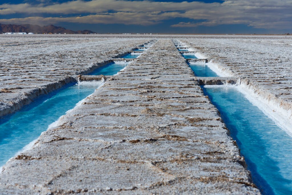 Exportaciones mineras: piletas turquesa de extracción de litio en Salinas Grandes, Jujuy