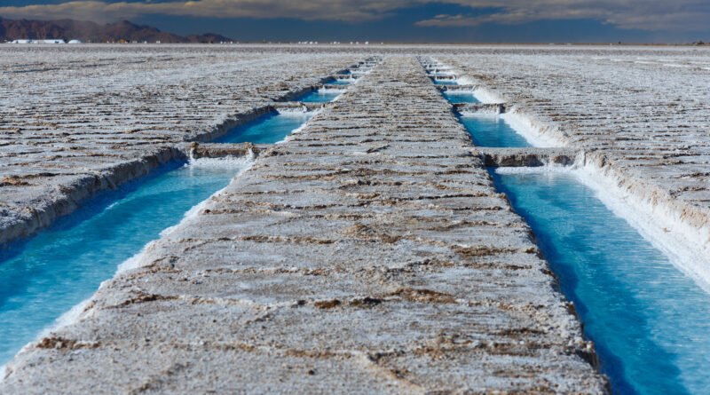 Exportaciones mineras: piletas turquesa de extracción de litio en Salinas Grandes, Jujuy
