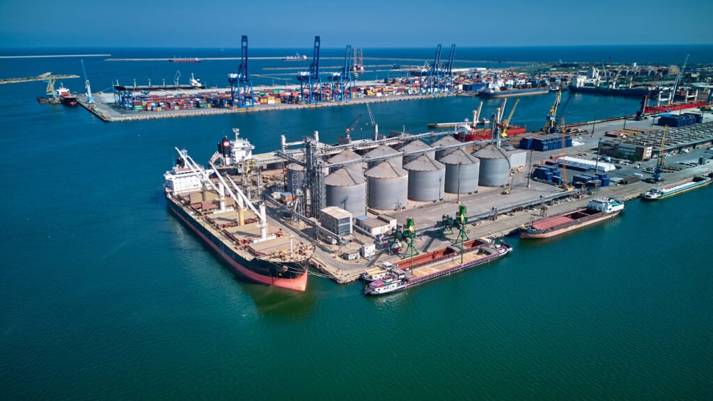 exportaciones del semestre: buque cargando granos en un puerto