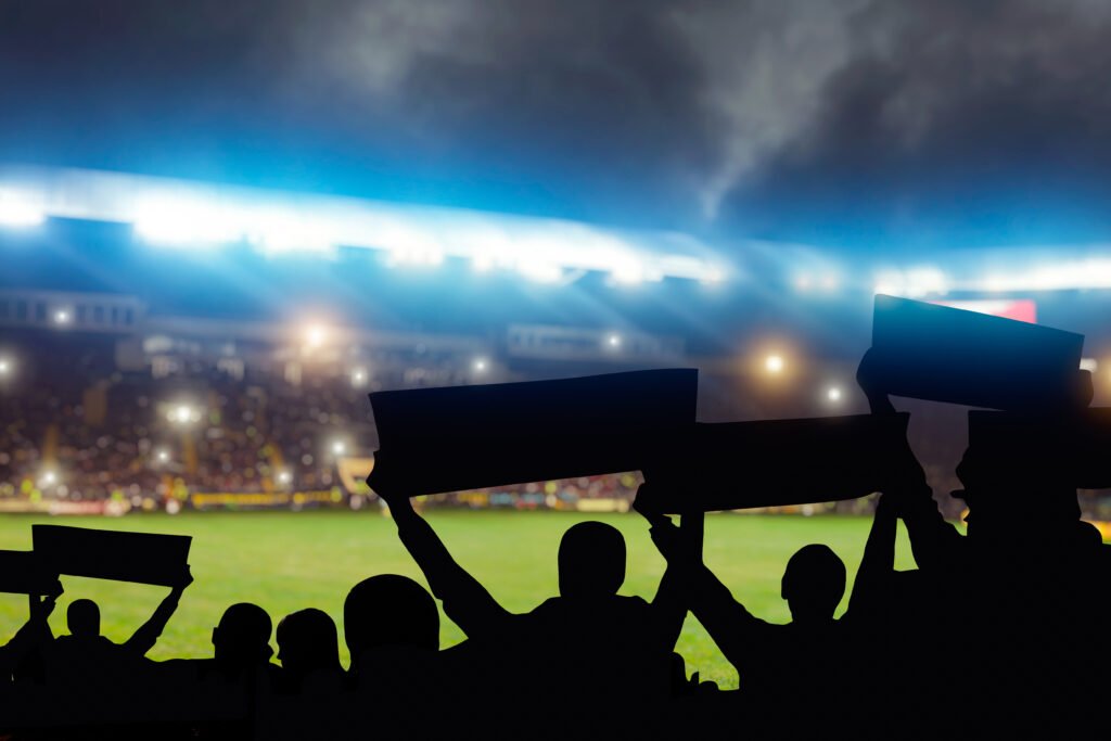 Hinchas de espaldas en una tribuna que ilustran a los famosos en Atlanta