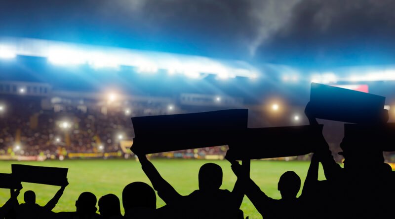 Hinchas de espaldas en una tribuna que ilustran a los famosos en Atlanta