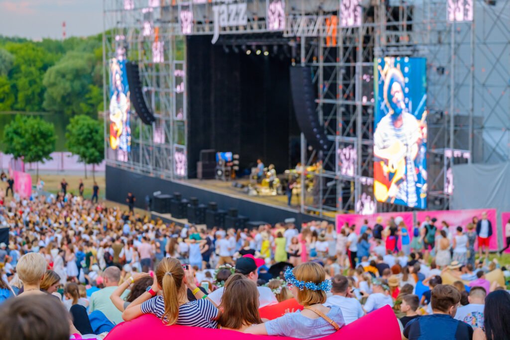 fan fest: público al aire libre frente a una pantalla gigante